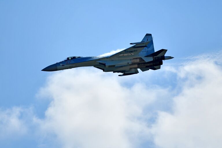 Пилотаж многоцелевого сверхманёвренного истребителя Су -35С Пилотаж многоцелевого сверхманёвренного истребителя Су -35С