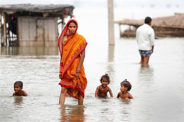 Женщина на затопленной улице в Индии. 23 августа 2017