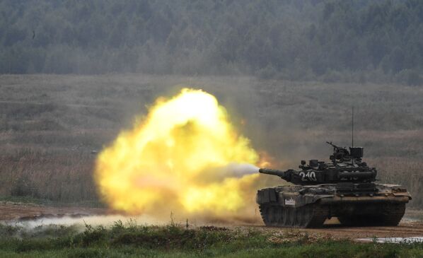 Танк Т-90 во время демонстрационного показа современных и перспективных образцов вооружения