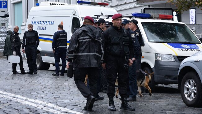 Сотрудники полиции на месте взрыва в центре Киева у здания кабинета министров. 24 августа 2017