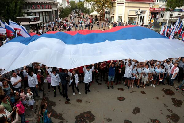 Участники празднования Дня Государственного флага Российской Федерации в Симферополе
