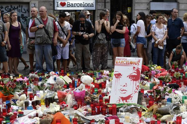 Цветы, игрушки и свечи в память о жертвах теракта в Барселоне