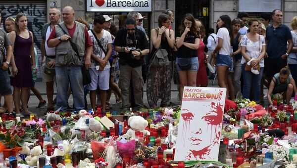 Цветы, игрушки и свечи в память о жертвах теракта в Барселоне