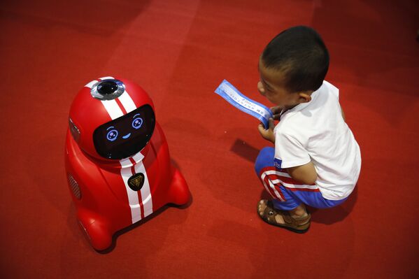 Ребенок на Всемирной конференции роботов в Пекине