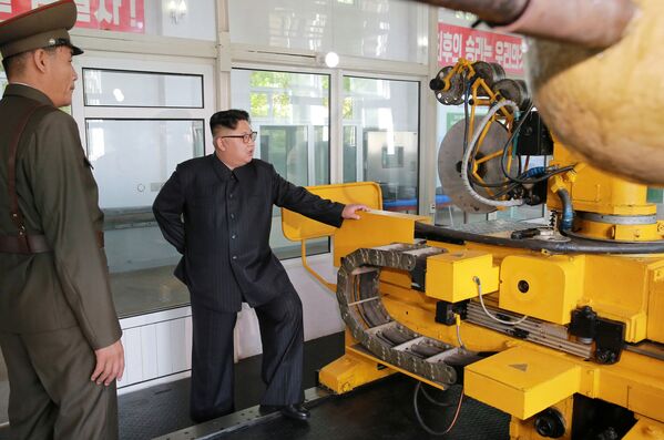 Визит северокорейского лидера Ким Чен Ына в НИИ химических материалов при академии обороны