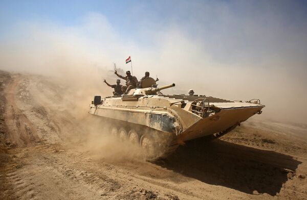 Служащие иракской армии на подступах к городу Тал-Афар к западу от Мосула