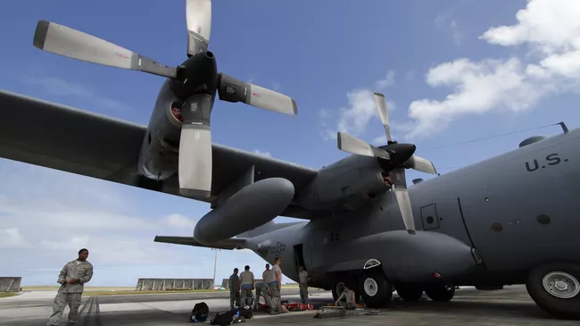 Самолет ВВС США на военнной авиабазе Андерсен на острове Гуам