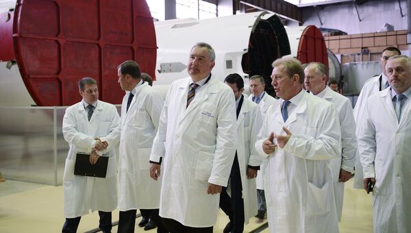 Вице-премьер РФ  Дмитрий Рогозин во время посещения Государственного космического научно-производственного центра имени М. В. Хруничева. 25 августа 2017