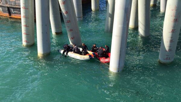 Спасатели во время поисковых работ у места падения автобуса с людьми в море