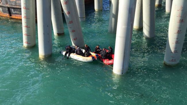 Спасатели во время поисковых работ у места падения автобуса с людьми в море. Архивное фото
