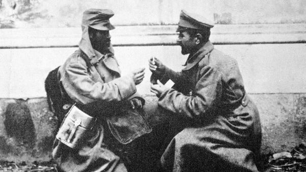 Братание австрийского и русского солдата на фронтах Первой мировой войны. 1917 год