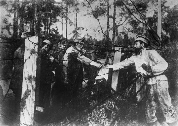 Братание австрийских пленных и русских солдат на Восточном (Русском) фронте. 1917 год