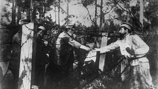 Братание австрийских пленных и русских солдат на Восточном (Русском) фронте. 1917 год