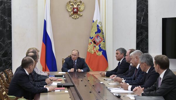 Владимир Путин проводит заседание с постоянными членами Совета безопасности РФ. 25 августа 2017