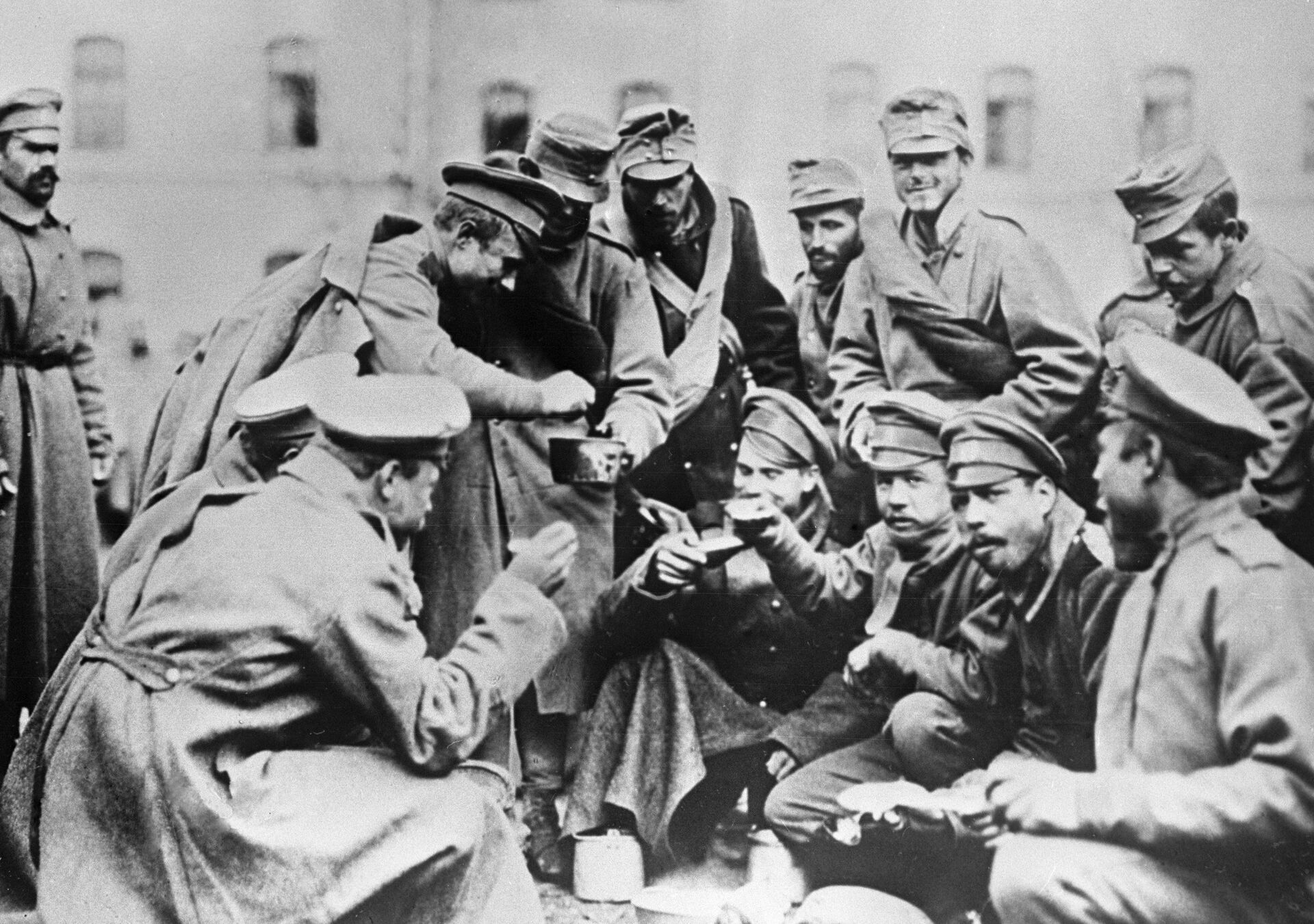 Русские солдаты наливают суп австрийцу на русско-германском фронте - РИА Новости, 1920, 23.12.2021