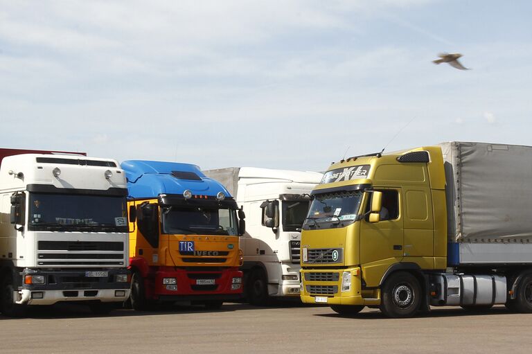 Грузовые фуры на территории терминала Московской областной таможни Грузовые фуры на территории терминала Московской областной таможни