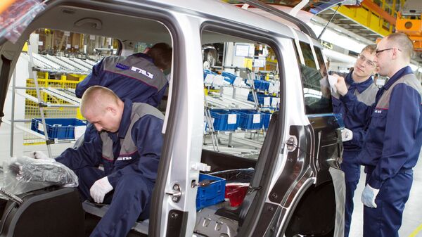 Рабочие на конвейере сборочного цеха на производстве автомобилей Skoda Yeti на Горьковском автозаводе, где открылось производство полного цикла автомобилей Skoda Yeti совместно с компанией VOLKSWAGEN Group Rus