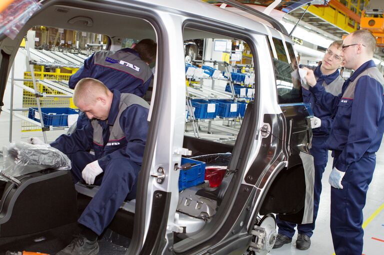 Рабочие на конвейере сборочного цеха на производстве автомобилей Skoda Yeti на Горьковском автозаводе, где открылось производство полного цикла автомобилей Skoda Yeti совместно с компанией VOLKSWAGEN Group Rus Рабочие на конвейере сборочного цеха на производстве автомобилей Skoda Yeti на Горьковском автозаводе, где открылось производство полного цикла автомобилей Skoda Yeti совместно с компанией VOLKSWAGEN Group Rus