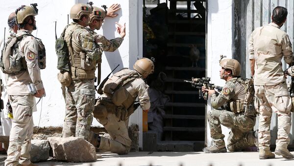 Афганские силы безопасности на месте нападения на мечеть в Кабуле. 25 августа 2017