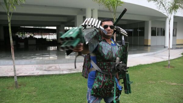 Индиец собрал костюм Железного человека с самодельными пушками из труб
