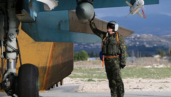 Летчик ВКС РФ на авиабазе Хмеймим в Сирии