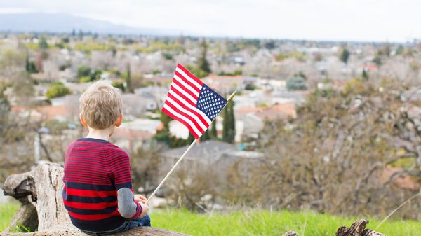 Ребёнок с флагом в США. Архивное фото