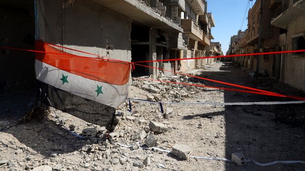 Флаг Сирии на разрушенной улице