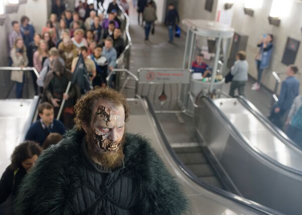 Персонаж сериала Игра престолов во время костюмированной акции в метро