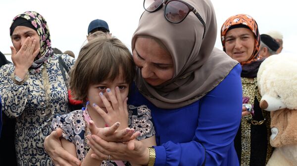 Родственники из Дагестана встречают ребенка, вывезенного из Ирака, в аэропорту Грозного. Архивное фото