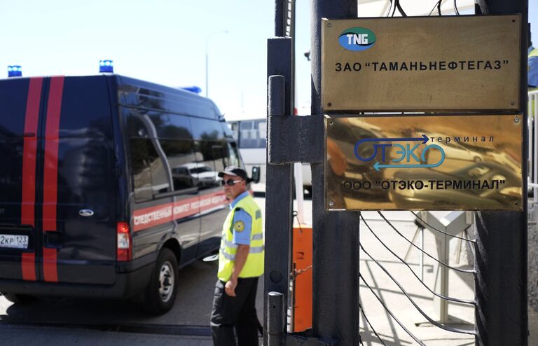 Автомобиль Следственного комитета РФ у места падения автобуса с людьми в море, Краснодарский край. 25 августа 2017