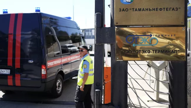 Автомобиль Следственного комитета РФ у места падения автобуса с людьми в море, Краснодарский край. 25 августа 2017