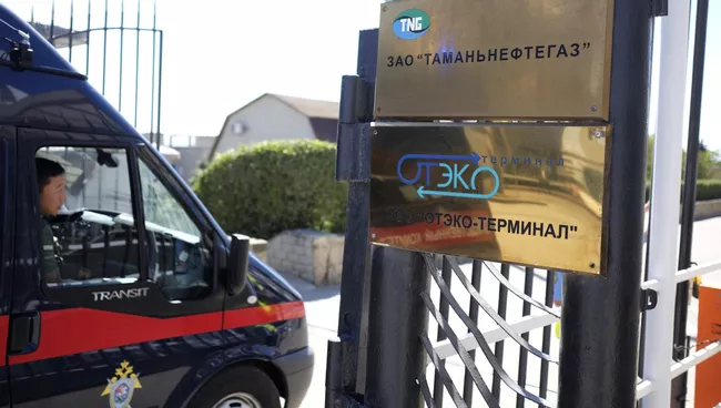Автомобиль Следственного комитета РФ у места падения автобуса с людьми в море, Краснодарский край. 25 августа 2017