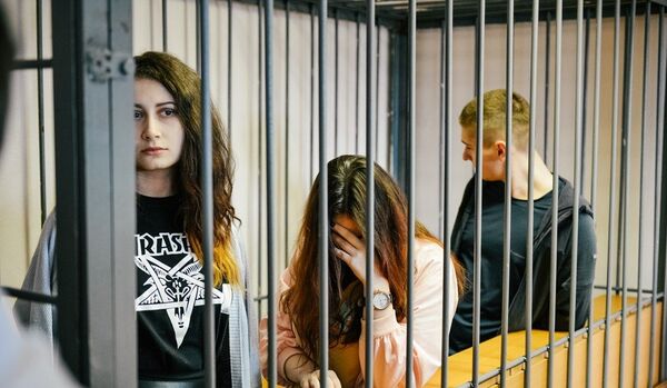 Алёна Савченко, Алина Орлова и Виктор Смышляев во время суда Алёна Савченко, Алина Орлова и Виктор Смышляев во время суда