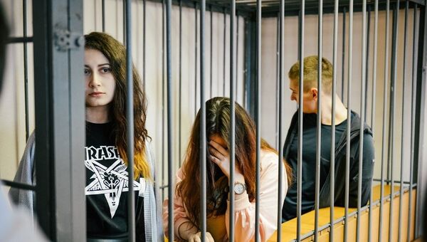 Алёна Савченко, Алина Орлова и Виктор Смышляев во время суда. Архивное фото
