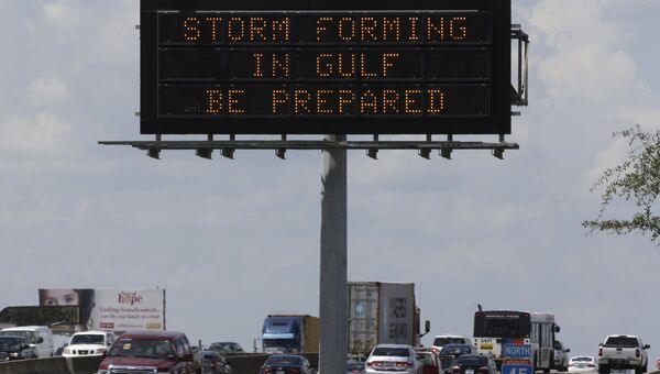Знак предупреждения об урагане Харви в Хьюстоне, США. 24 августа 2017