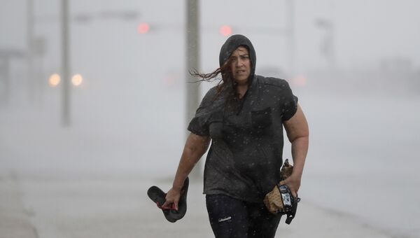 Хиллари Лебеб во время урагана Харви  в Галвестоне, штат Техас, в Мексиканском заливе. 25 августа 2017