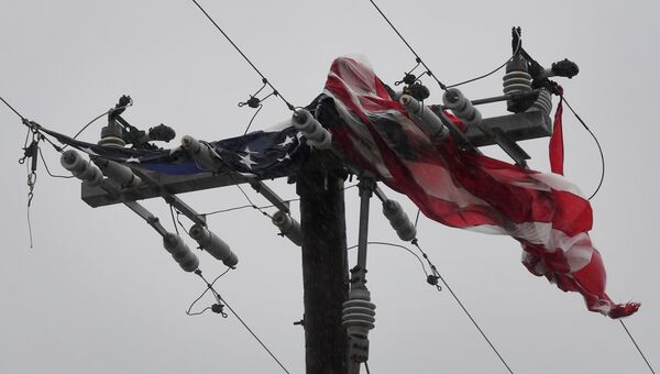 Флаг США запутался в линии электропередачи из-за сильного ветра урагана Харви в Корпус-Кристи, штат Техас. 25 августа 2017 года