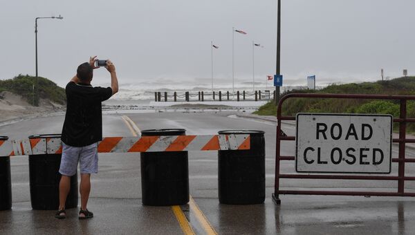Местный житель фотографирует пляж до приближающегося урагана Харви в Корпус-Кристи, штат Техас. 25 августа 2017