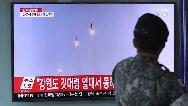 Трансляция новостей о запуске трех баллистических ракет малой дальности в Сеуле. 26 августа 2017