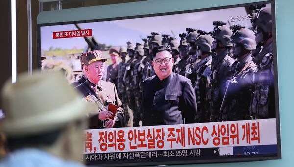 Трансляция новостей про лидера КНДР Ким Чен Ына, который провел новые ракетные пуски. 26 августа 2017