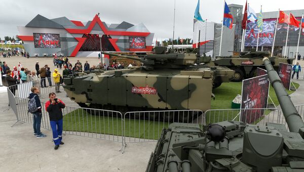 БМП Бумеранг и танк Армата на форуме Армия-2017. Архивное фото
