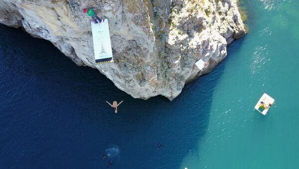 Экстремалы из 12 стран прыгали в воду со скалы на турнире Фрирайт в Крыму
