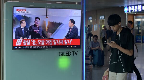 Трансляция новостей про лидера КНДР Ким Чен Ына, который провел новые ракетные пуски. Архивное фото