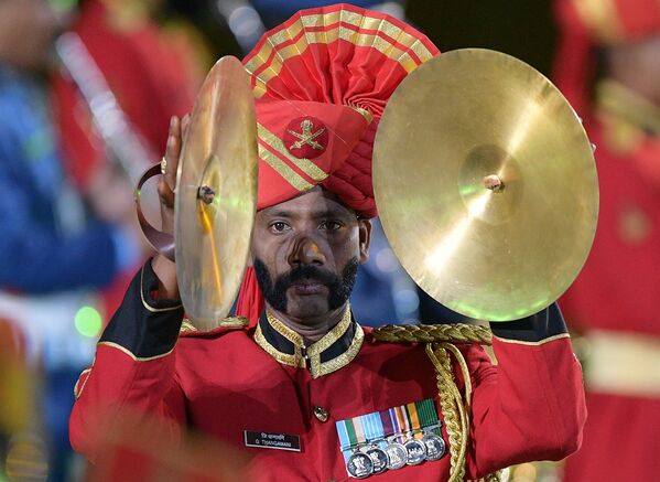 Музыкант Сводного военного оркестра трех видов Вооруженных сил Индии на торжественной церемонии открытия X Международного военно-музыкального фестиваля Спасская башня в Москве
