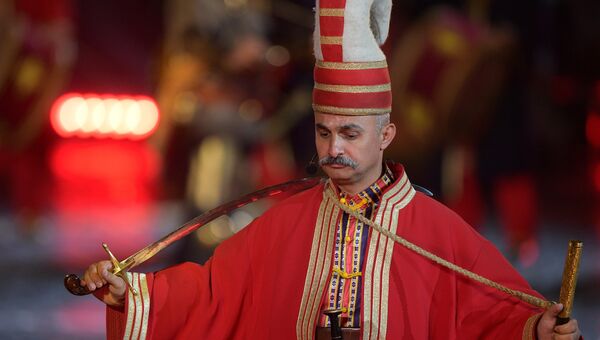 Музыкант оркестра Мехтер Вооружённых сил Турции на торжественной церемонии открытия X Международного военно-музыкального фестиваля Спасская башня в Москве