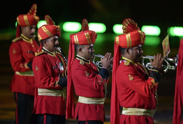 Музыканты Сводного военного оркестра трех видов Вооруженных сил Индии на торжественной церемонии открытия X Международного военно-музыкального фестиваля Спасская башня в Москве