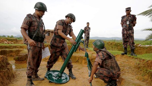 Пограничная охрана Бангладеш готовит миномет, после выстрелов в Мьянме. 26 августа 2017