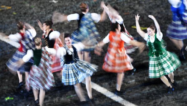 Участницы Международной команды исполнителей шотландских танцев на торжественной церемонии открытия X Международного военно-музыкального фестиваля Спасская башня в Москве