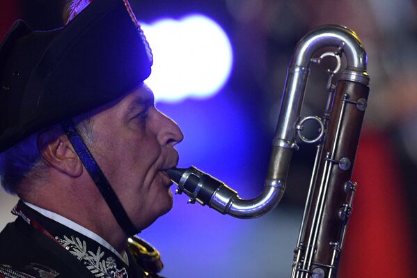 Оркестр корпуса карабинеров Италии на торжественной церемонии открытия X Международного военно-музыкального фестиваля Спасская башня в Москве