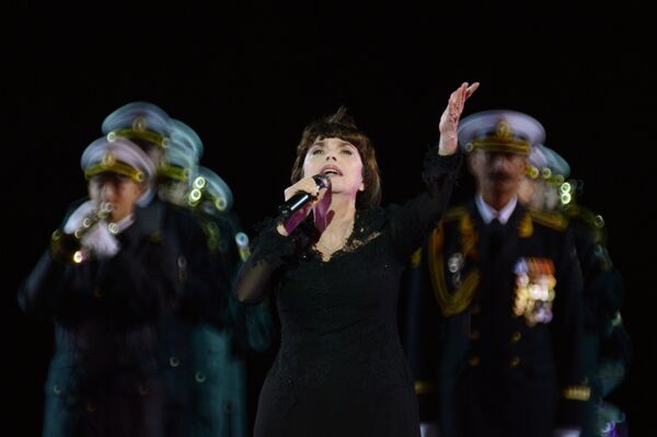Французская певица Мирей Матьё выступает на торжественной церемонии открытия X Международного военно-музыкального фестиваля Спасская башня в Москве